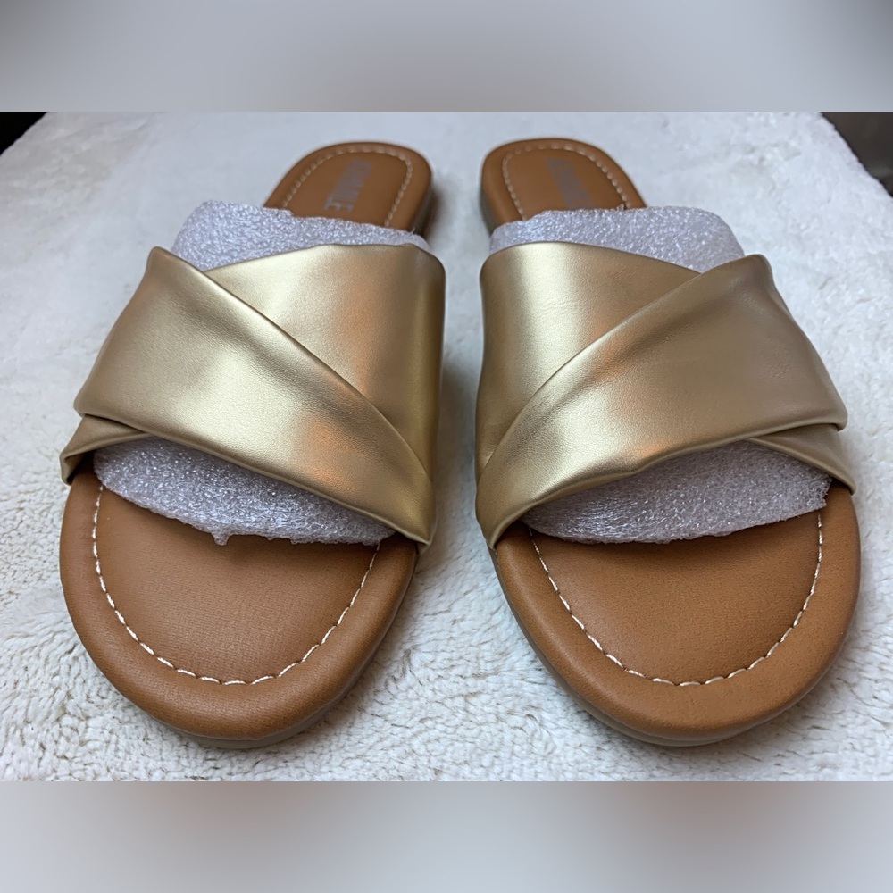 Gold faux leather flat sandals. New - Picture 4 of 6